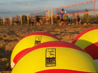 Strand Zevenhuizer Plas in de wijk Nesselande